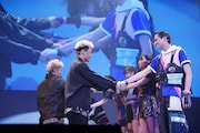 ダンスバトルを終えて友情が芽生えたリズスタチーム(右)と敵チーム(左)。
