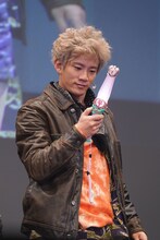 リズスタライトを興味深そうに見つめる浦川翔平。