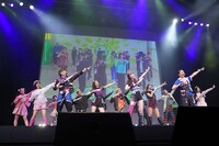 全員でウィニングダンスを踊る様子。