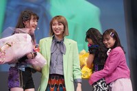 花束に感激する上村梨々香（左）、佐藤妃希（中央右）。