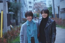 左から醍醐虎汰朗、阿部顕嵐。（ディレクター=武田裕介/撮影=伊藤元気/スタイリスト=MASAYA（ADDICT_CASE）（醍醐）/ヘアメイク=中元美佳（醍醐）、荒木さき（ADDICT_CASE）（阿部））