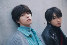 左から醍醐虎汰朗、阿部顕嵐。（ディレクター=武田裕介/撮影=伊藤元気/スタイリスト=MASAYA（ADDICT_CASE）（醍醐）/ヘアメイク=中元美佳（醍醐）、荒木さき（ADDICT_CASE）（阿部））