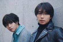 左から醍醐虎汰朗、阿部顕嵐。（ディレクター=武田裕介/撮影=伊藤元気/スタイリスト=MASAYA（ADDICT_CASE）（醍醐）/ヘアメイク=中元美佳（醍醐）、荒木さき（ADDICT_CASE）（阿部））