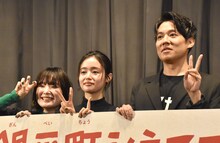左から日高七海、藤原さくら、小出恵介。