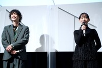 左から黒羽麻璃央、穂志もえか。