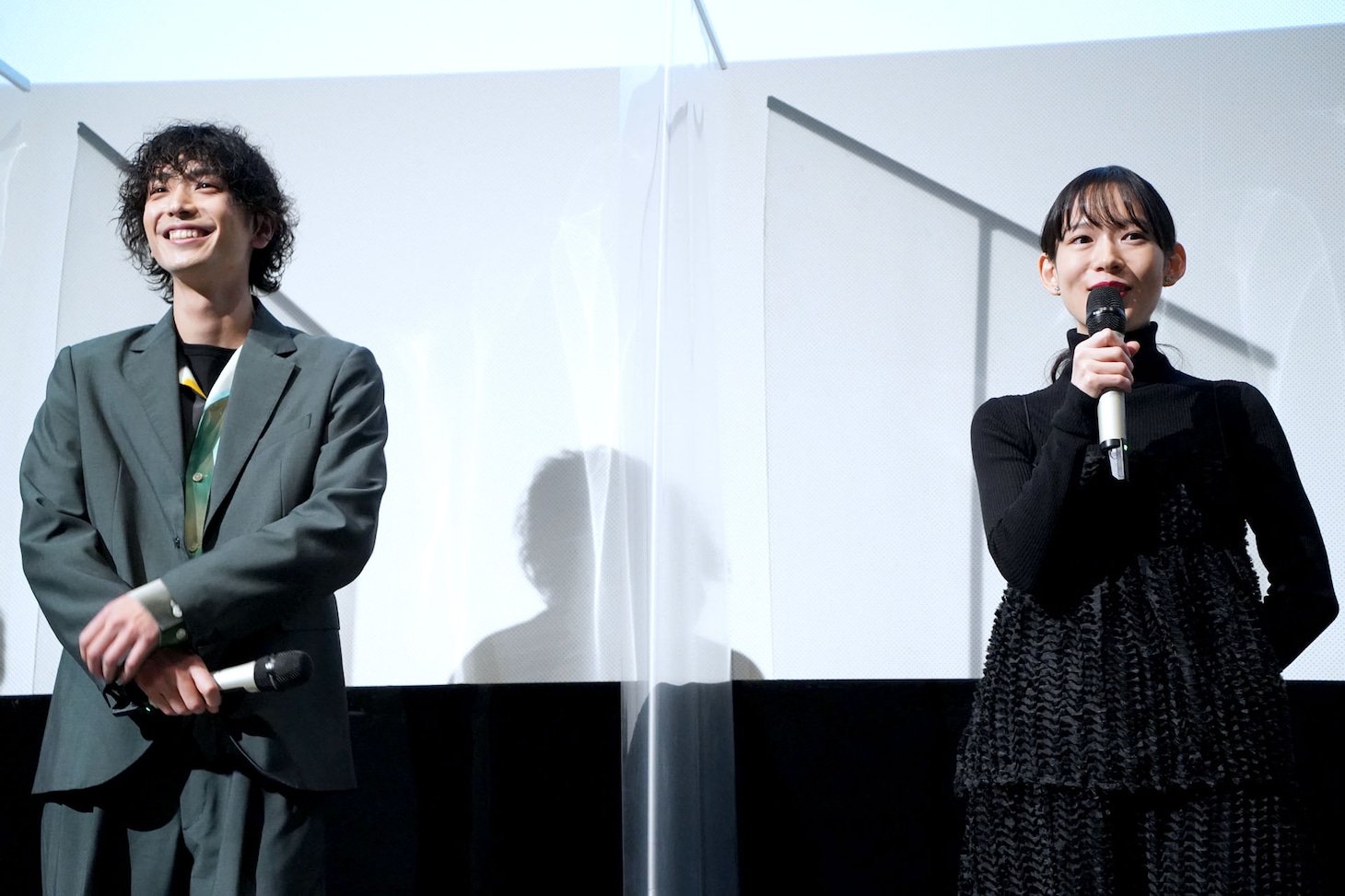 左から黒羽麻璃央、穂志もえか。