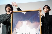 左から黒羽麻璃央、穂志もえか。