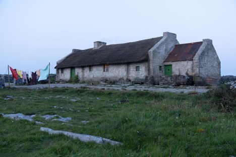 「イニシェリン島の精霊」より、パードリックの家。