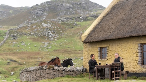 「イニシェリン島の精霊」より、パブの前。