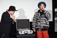 サプライズで大量のタクシーチケットをプレゼントされた窪塚洋介（右）と牧賢治（左）。