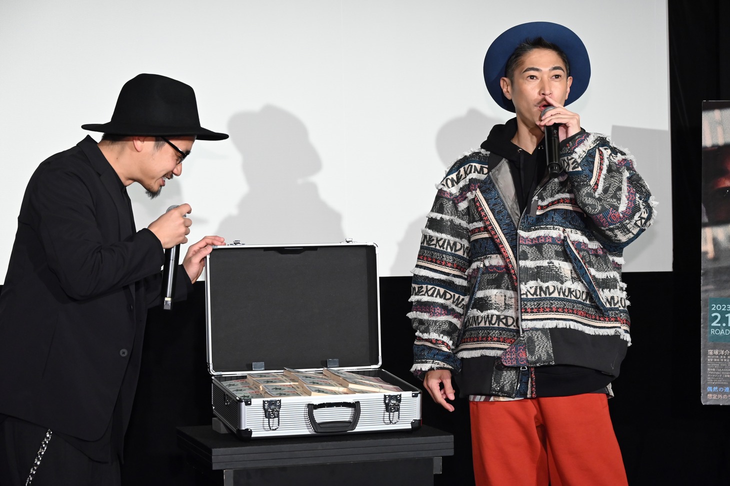 サプライズで大量のタクシーチケットをプレゼントされた窪塚洋介（右）と牧賢治（左）。