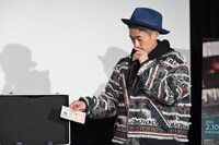 タクシーチケットを手に取る窪塚洋介。