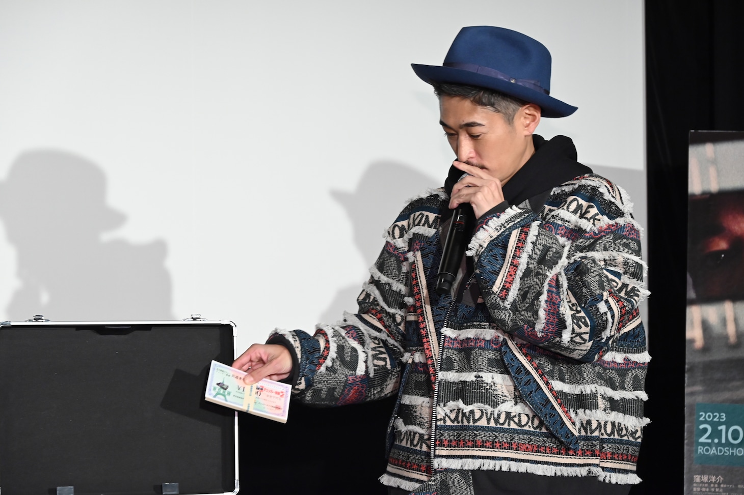 タクシーチケットを手に取る窪塚洋介。