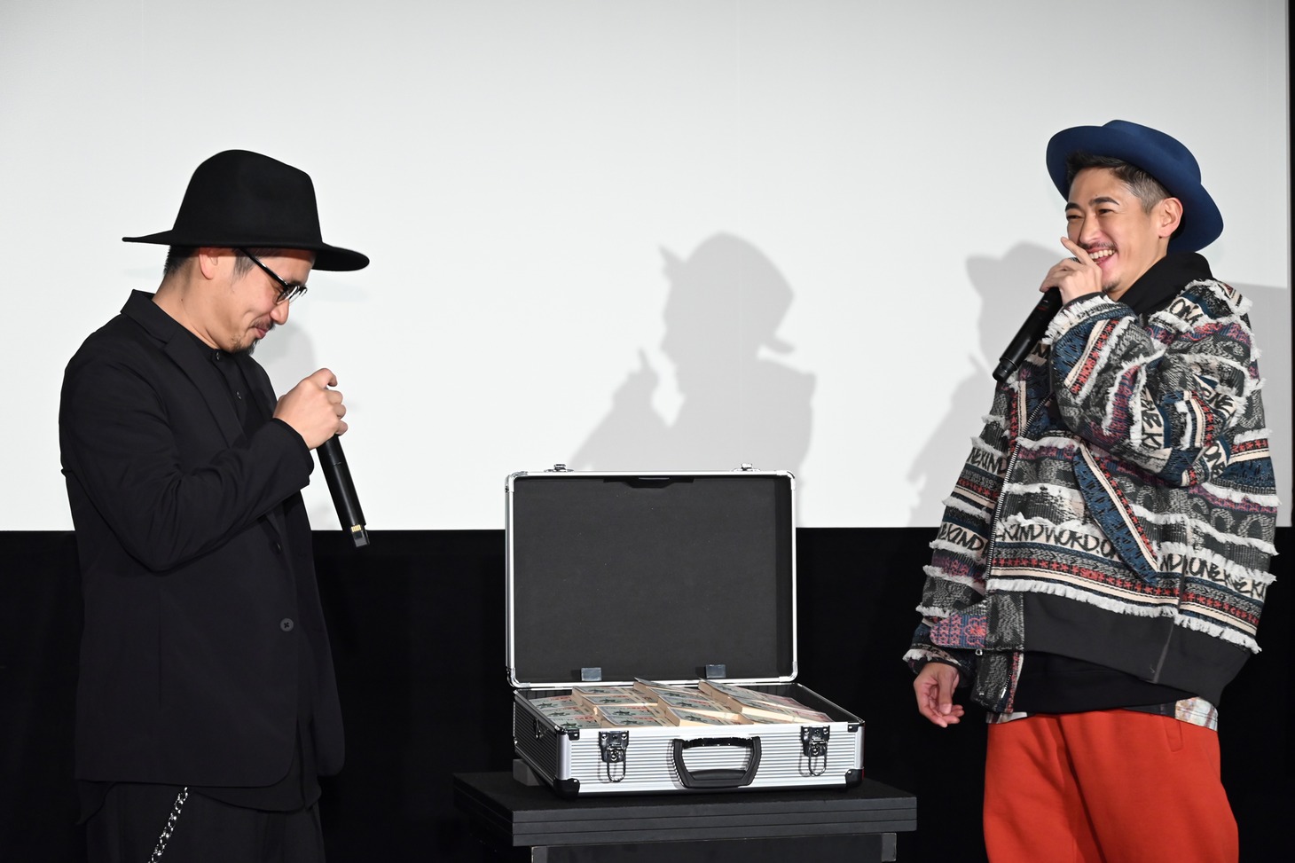 サプライズで大量のタクシーチケットをプレゼントされた窪塚洋介（右）と牧賢治（左）。