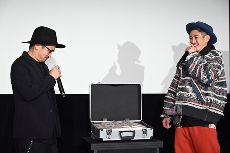 サプライズで大量のタクシーチケットをプレゼントされた窪塚洋介(右)と牧賢治(左)。