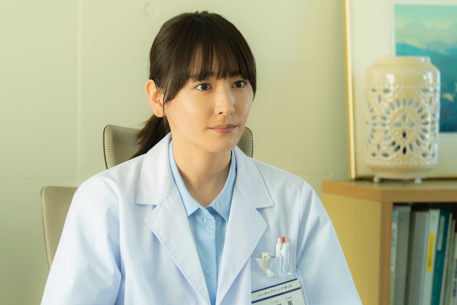 「連続ドラマW フェンス」より、城間薫役の新垣結衣。