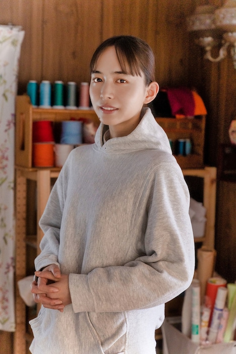 渡辺幸役の井桁弘恵。