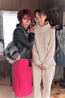 左からクールミント / 成田透役の武田真治、渡辺幸役の井桁弘恵。