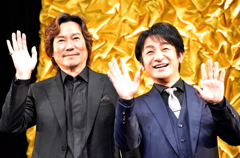 観客に手を振る豊川悦司（左）と片岡愛之助（右）。