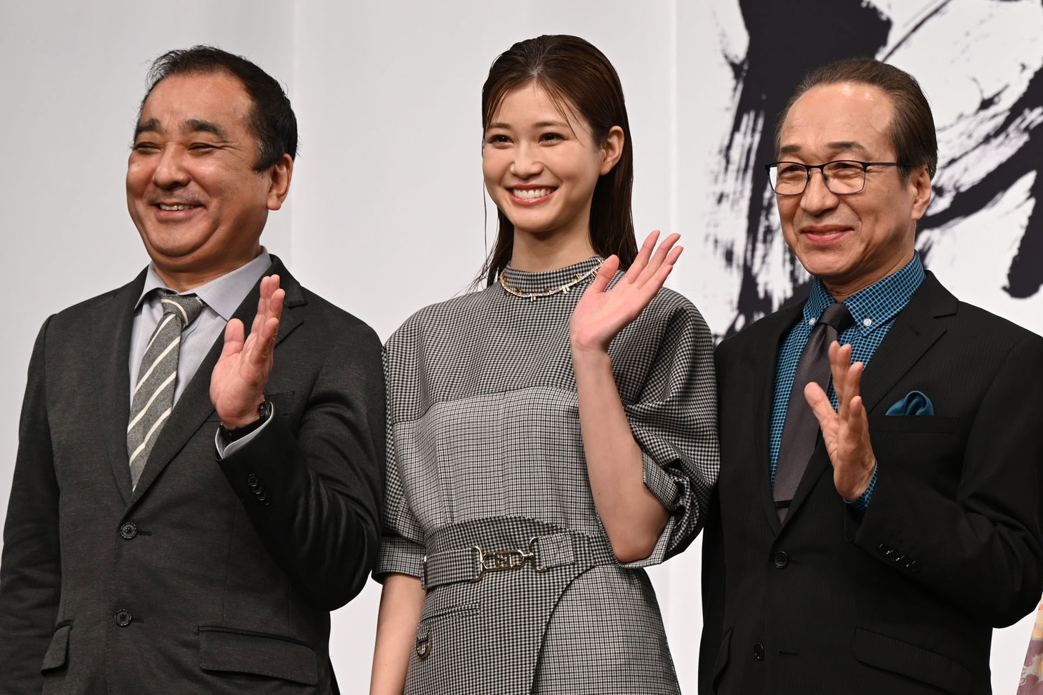 左から鈴木雅之、生見愛瑠、小日向文世。