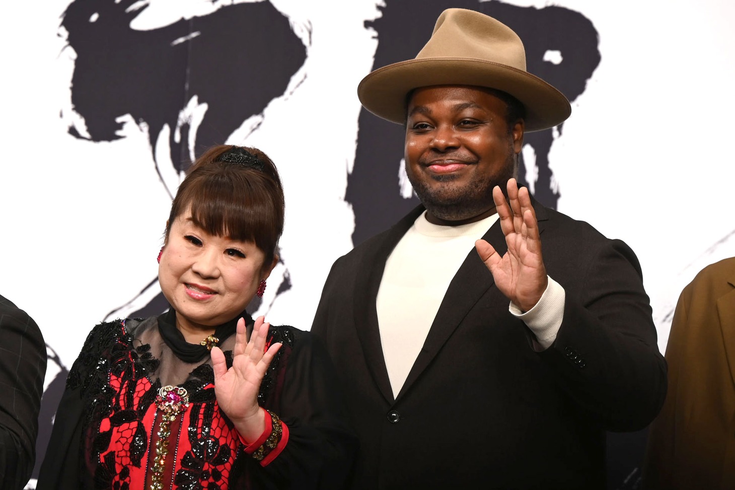 左から天童よしみ、クリス・ハート。