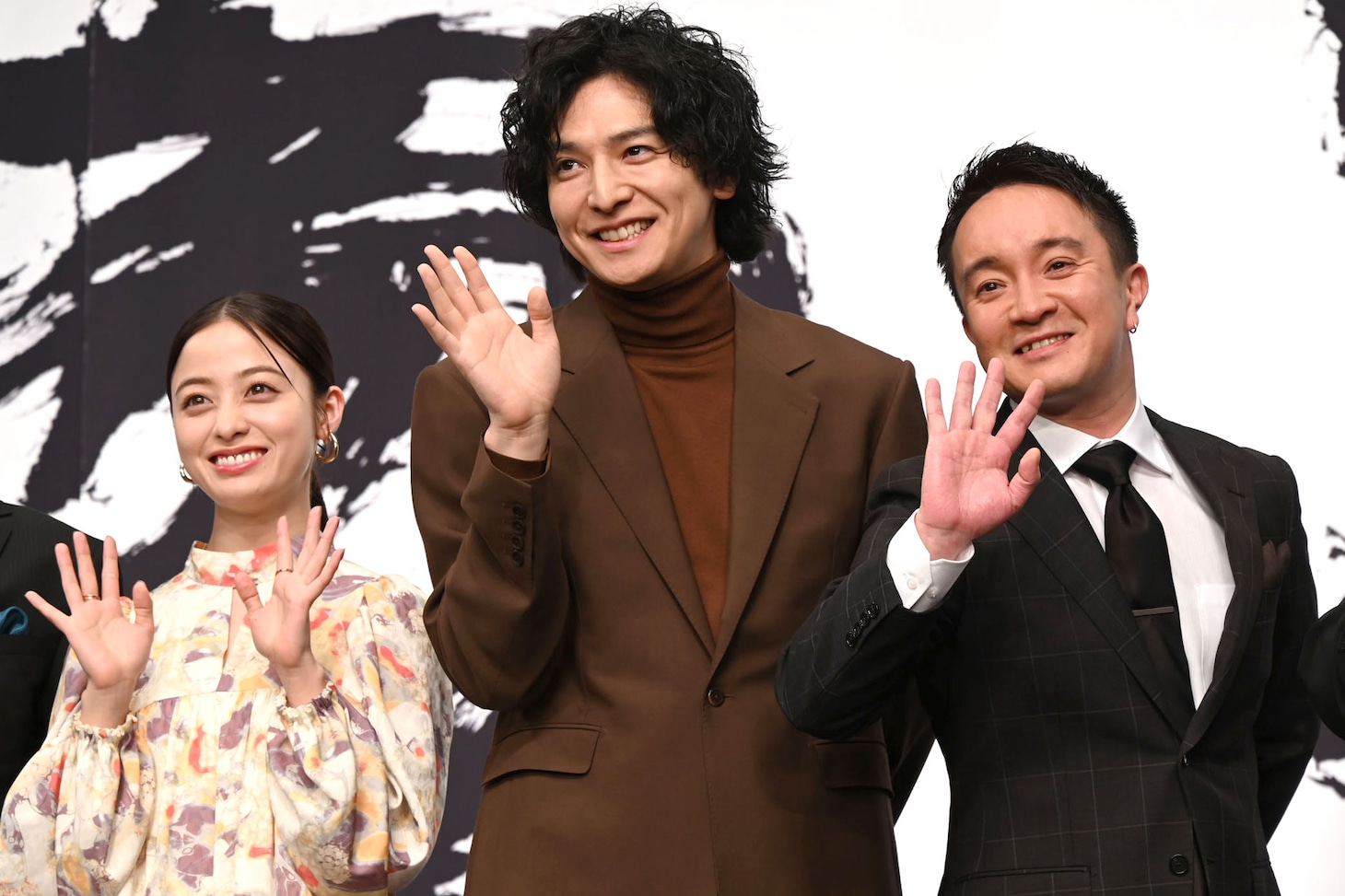 左から橋本環奈、生田斗真、濱田岳。