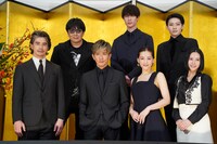 前列左から伊藤英明、木村拓哉、綾瀬はるか、中谷美紀。後列左から大友啓史、宮沢氷魚、市川染五郎。