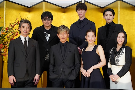 前列左から伊藤英明、木村拓哉、綾瀬はるか、中谷美紀。後列左から大友啓史、宮沢氷魚、市川染五郎。