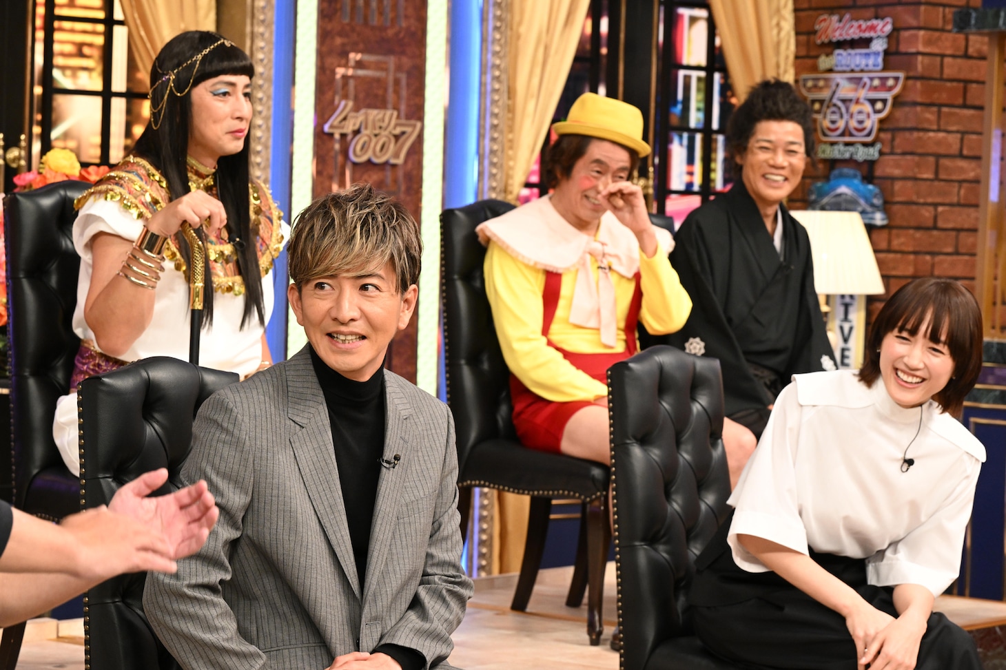 「しゃべくり007 2時間スペシャル」より、木村拓哉（前列左）と綾瀬はるか（前列右）。