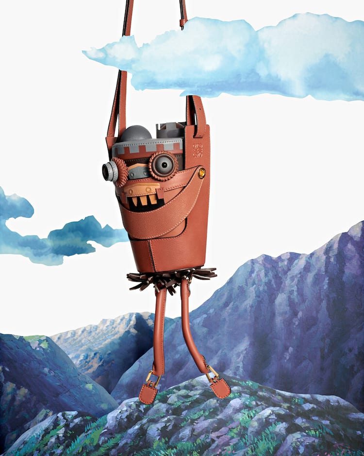 ロエベ「ハウルの動く城」コレクションで“城バッグ”発売、ジブリと最後  