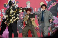 シャンクスのセリフをふざけた様子で披露してツッコまれる田中真弓（中央）。