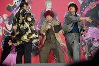 シャンクスのセリフをふざけた様子で披露してツッコまれる田中真弓（中央）。