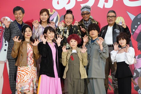 「ONE PIECE FILM RED」“フィナーレ大宴”の様子。後列左からチョー、山口由里子、山口勝平、矢尾一樹、宝亀克寿。前列左から岡村明美、名塚佳織、田中真弓、中井和哉、大谷育江。