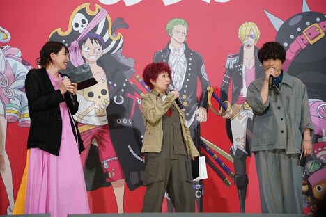 左から名塚佳織、田中真弓、中井和哉。