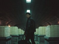 「最後まで行く」より、岡田准一演じる工藤。