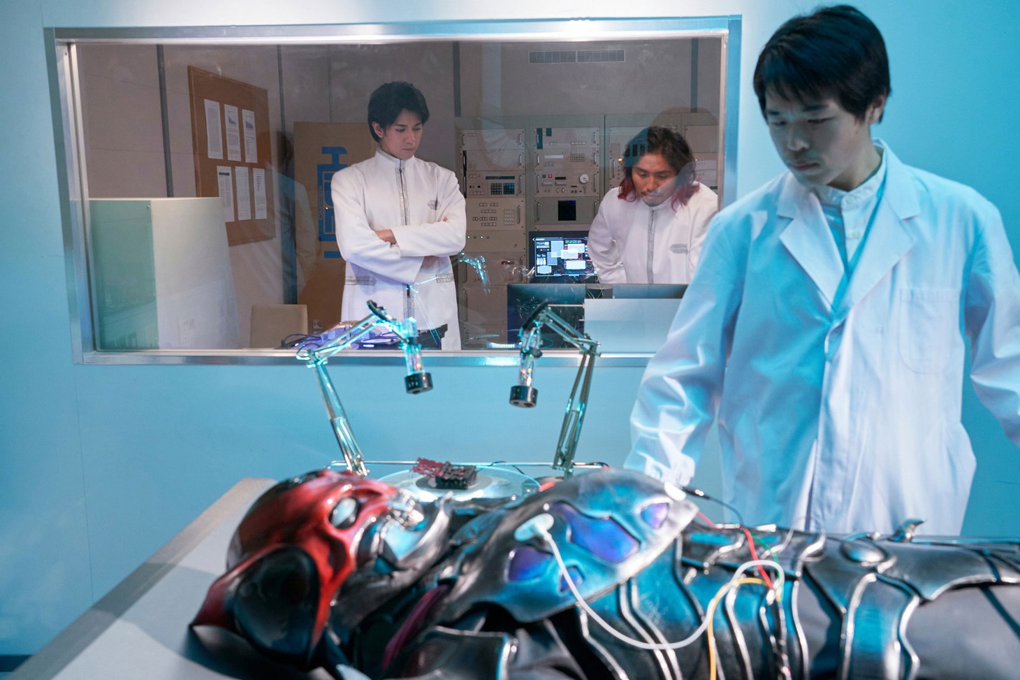 「仮面ライダーアウトサイダーズ ep.2 滅びの予兆とデザストの覚醒」場面写真