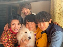 「すきすきワンワン！」キャスト。前列左から岸優太、伊藤篤志、亀井海聖。後列は浮所飛貴。