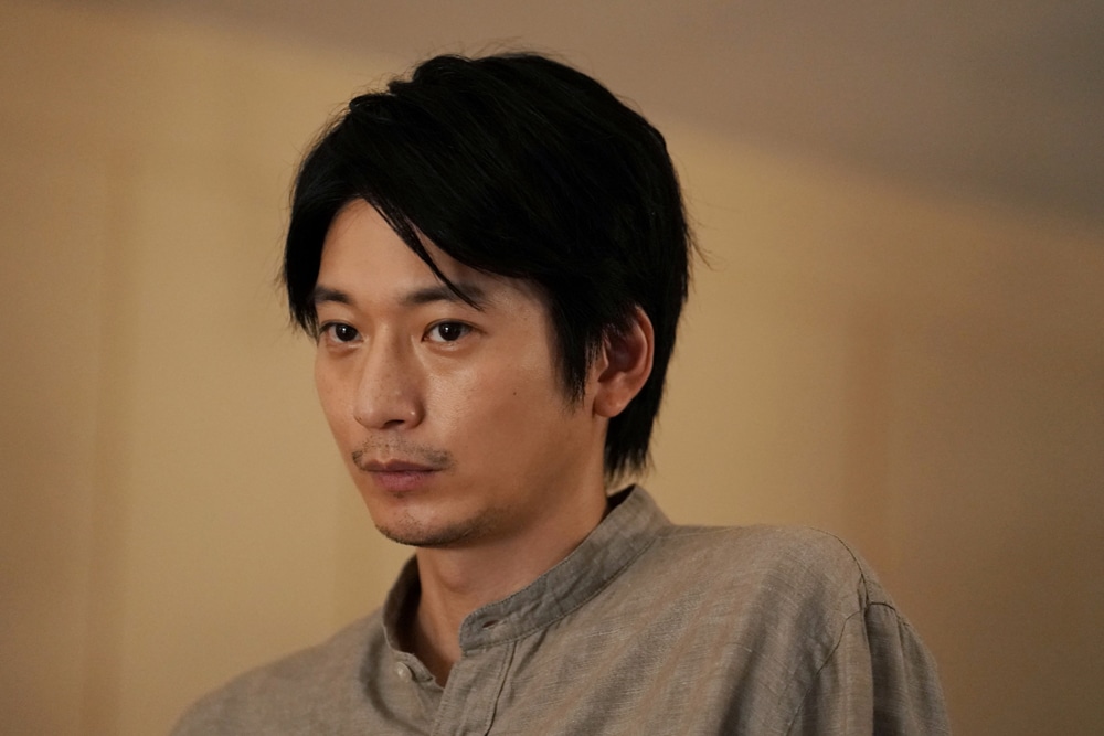 足立幸人役の向井理。
