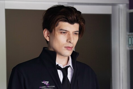 柊秀介役の城田優。