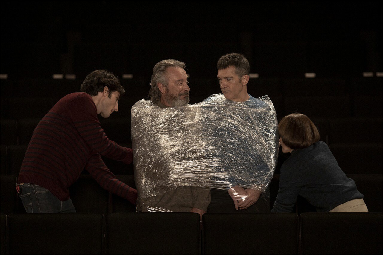 ラップぐるぐる巻きのアントニオ・バンデラス、「コンペティション」場面写真が到着