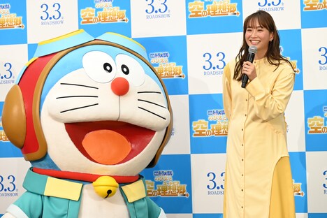 左からドラえもん、藤本美貴。