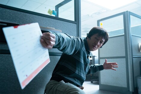 「エブリシング・エブリウェア・オール・アット・ワンス」より、キー・ホイ・クァン演じるウェイモンド。 (c) 2022 A24 Distribution, LLC. All Rights Reserved.