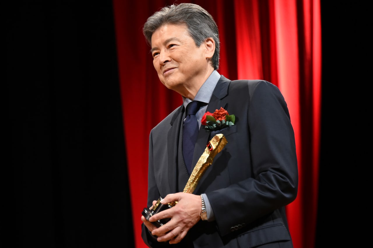 三浦友和がキネ旬助演男優賞を受賞、トロフィーを手に「重たいですね…」