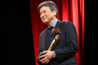 助演男優賞表彰時の三浦友和。