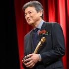 三浦友和がキネ旬助演男優賞を受賞、トロフィーを手に「重たいですね…」