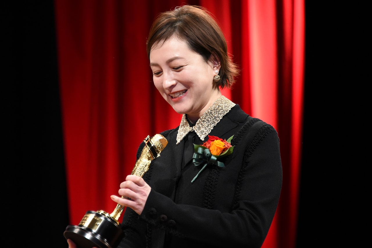 トロフィーを見つめる広末涼子。 - 「生きている限り俳優を続けたい