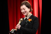 トロフィーを見つめる広末涼子。