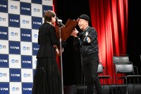 廣木隆一（右）から花束を受け取る広末涼子（左）。