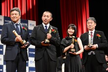 左から三浦友和、三宅唱、岸井ゆきの、福嶋更一郎（チーフプロデューサー）。