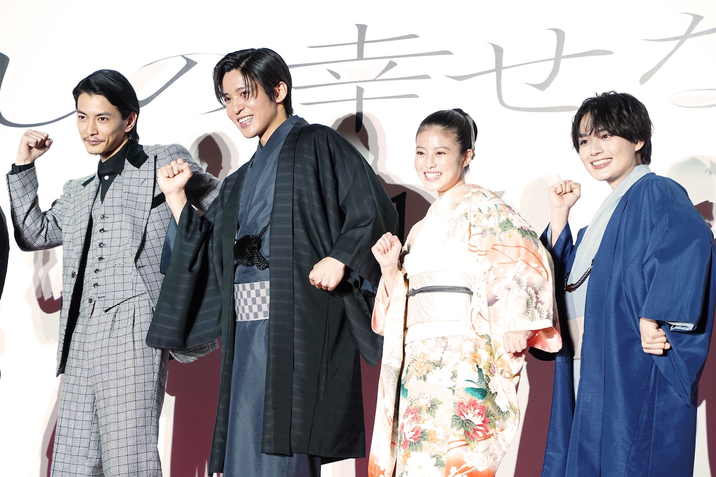 左から渡邊圭祐、目黒蓮、今田美桜、大西流星。